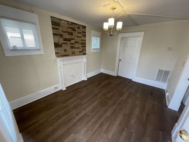 Building Photo - 1BD 1BA Duplex