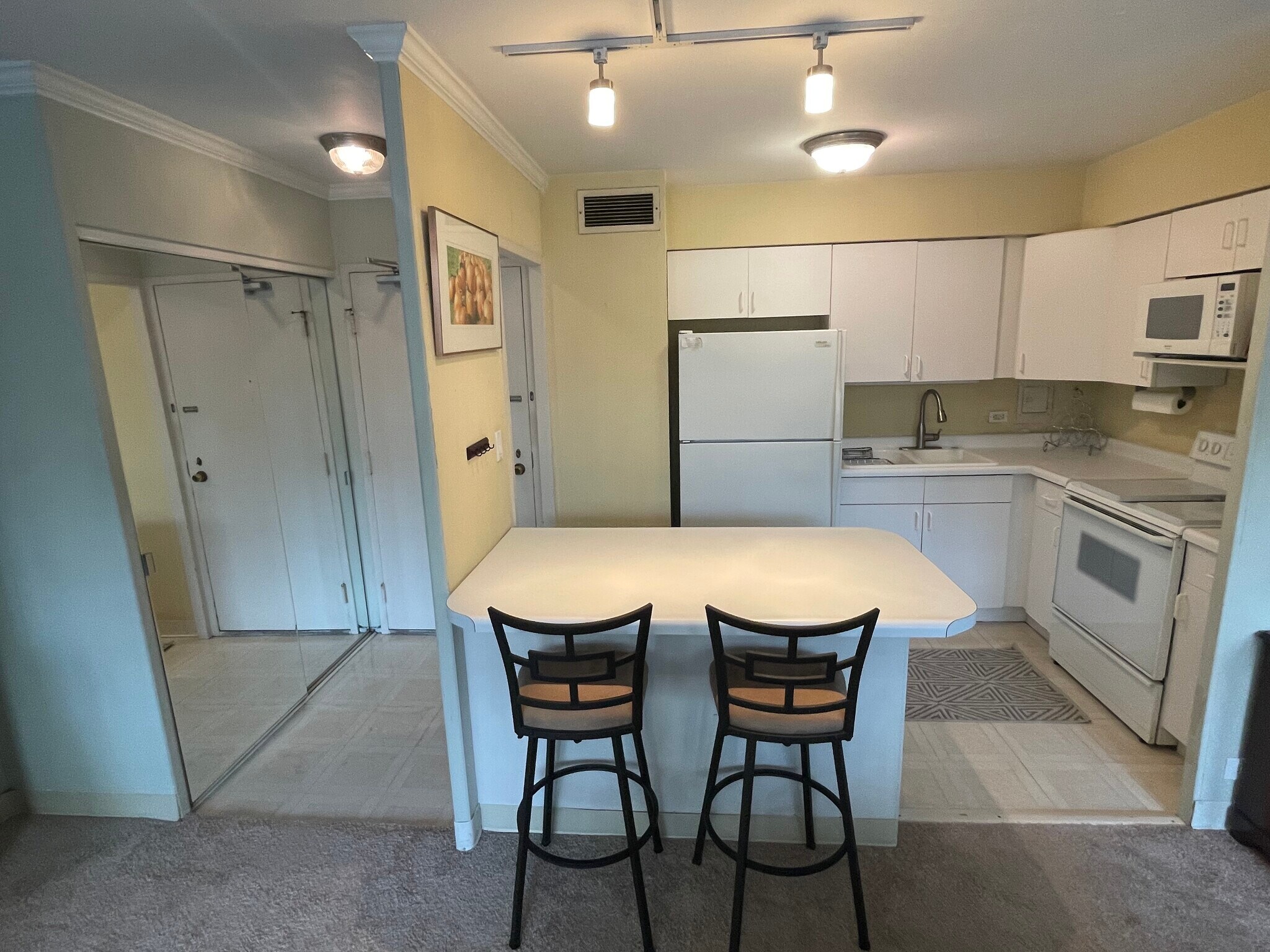 Building Photo - 30 E Elm St