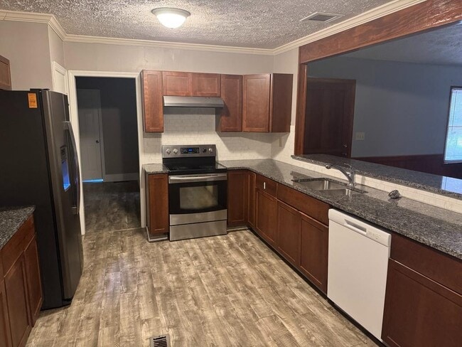 Building Photo - 121 Woodland Cir