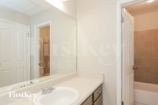 Building Photo - 2425 Stonebridge Ln