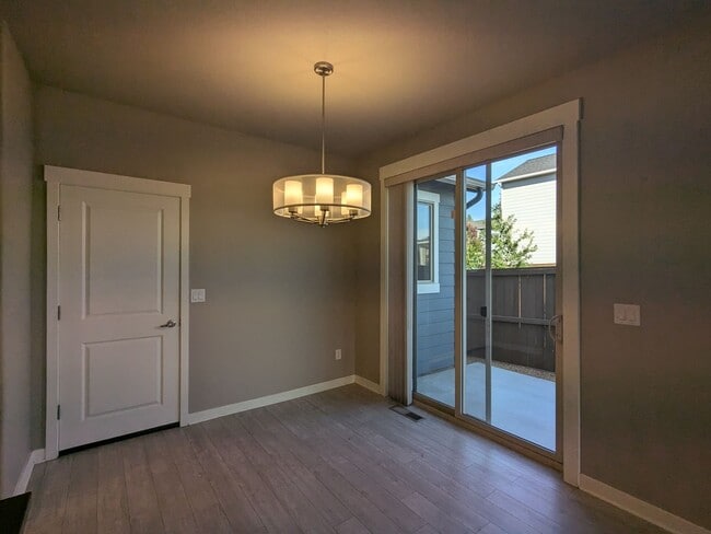 Building Photo - Newer 3 bedroom plus Den and Amenities in The Bridges