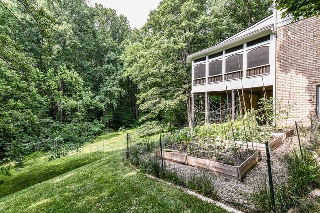 Building Photo - 2030 Spring Branch Dr