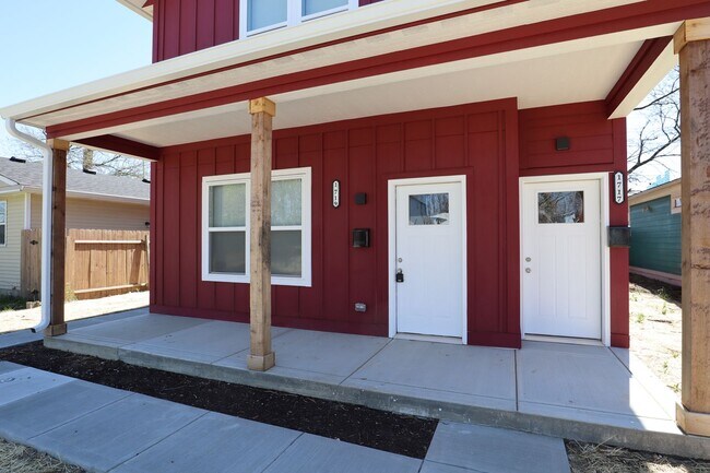 Building Photo - 3 Bedroom Upstairs Duplex in Near Eastside!