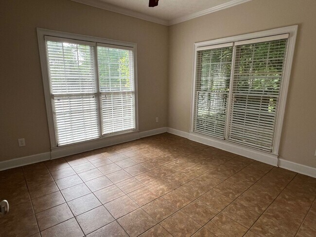 Building Photo - 714 Berry Ln