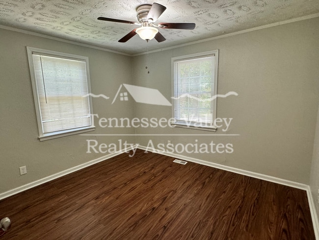 Building Photo - UPDATED 2 BED/1 BATH with carport right ne...