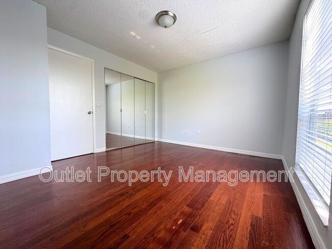 Building Photo - 1742 Potomac Ct