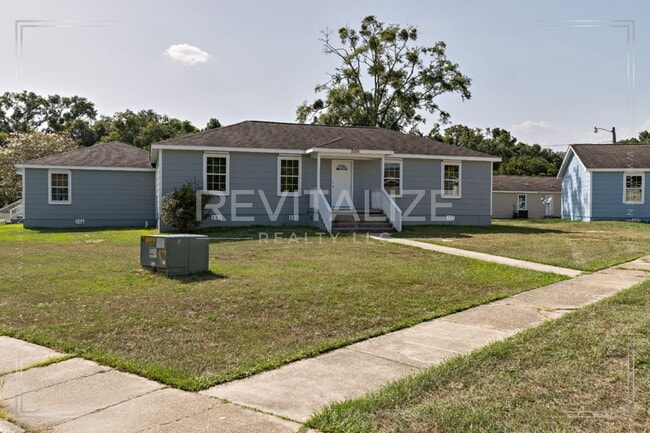 Building Photo - **NO SECURITY DEPOSIT** 5 Bedroom Home in ...