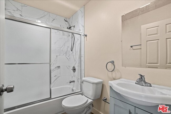 Building Photo - 707 W 80th St