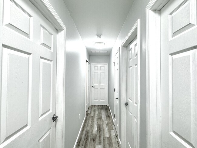 Building Photo - 704 E Chestnut Ave