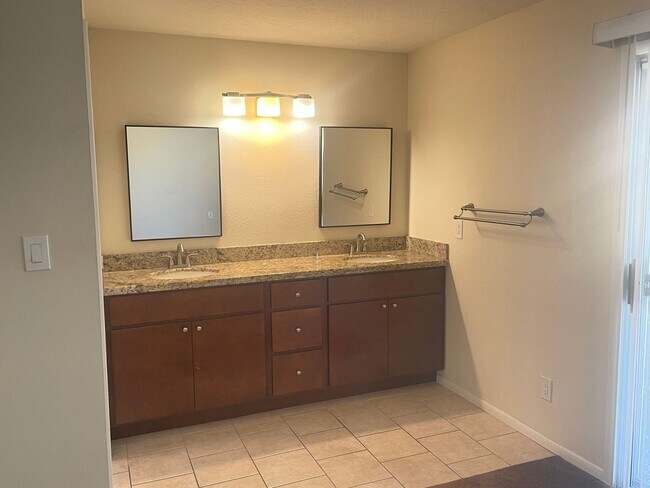 Building Photo - COMMUNITY POOLS-3 Bedroom/2 Bath in Dobson Ranch