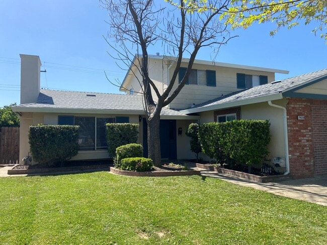 Building Photo - Close to CSUS - 7 Bdrm, 3 bath near La Riv...