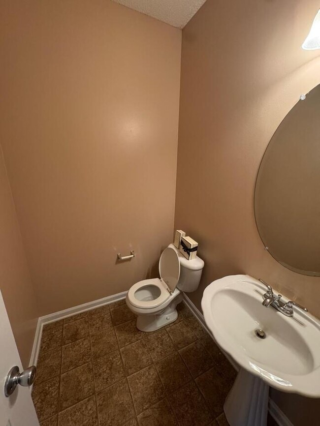 Building Photo - Move-in ready townhome in East Point/Colle...