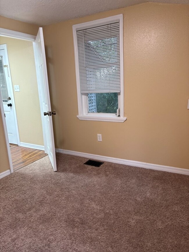 Building Photo - WELCOME HOME!   Cozy Orange City Home on A...