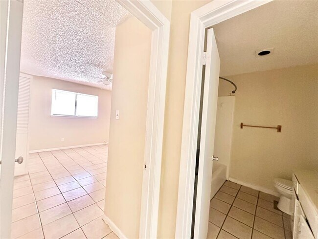 Building Photo - 207 W William Cannon Dr