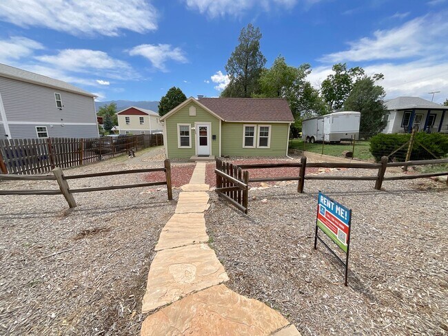 Building Photo - 2 Bedroom Home Available Near Pikes Peak Ave & S Institute St!