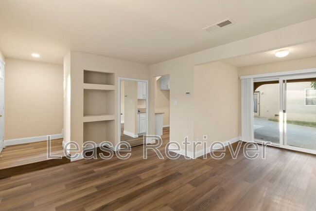 Building Photo - 940 Palm Cir
