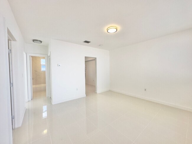 Building Photo - Freshly remodelled 2bed/1bath in a duplex ...