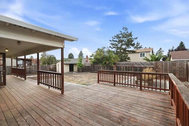 Building Photo - 831 Lightwood Ct