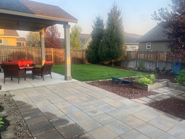 Building Photo - Rare 5 BR home in Southwest Redmond