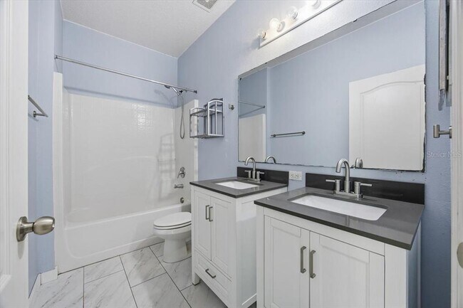 Building Photo - 5588 Sycamore Canyon Dr