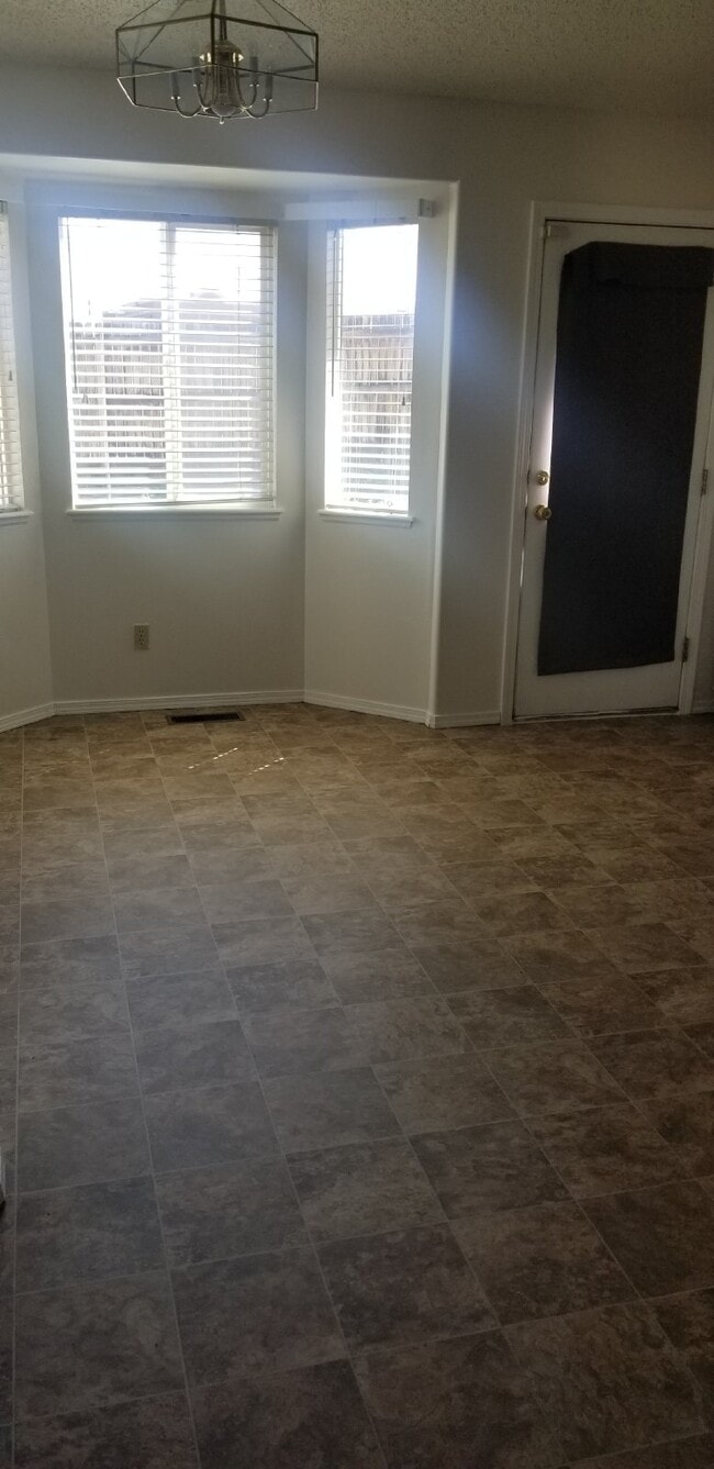 Building Photo - Great location close to shopping, gyms and entertainment.