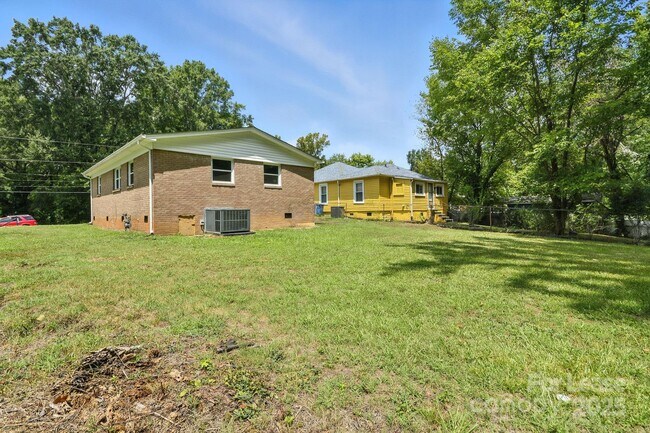 Building Photo - 1214 Short St