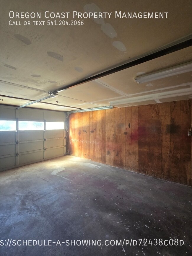 Building Photo - 2826 NW Oar Ave