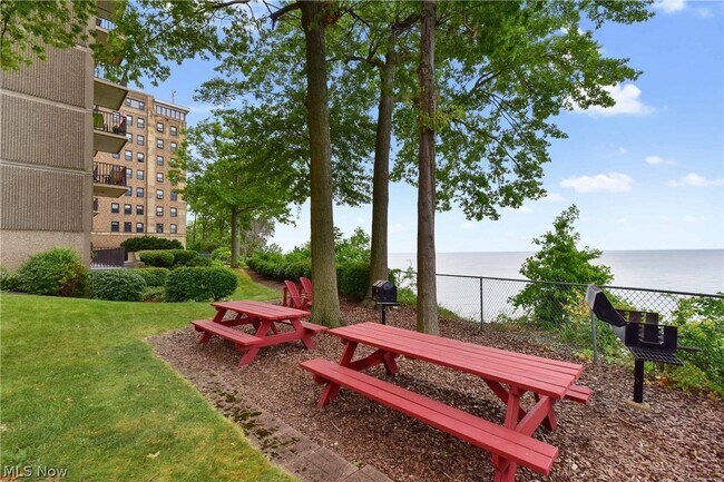 Building Photo - 12500 Edgewater Dr