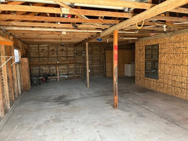 Building Photo - 747 12200 S