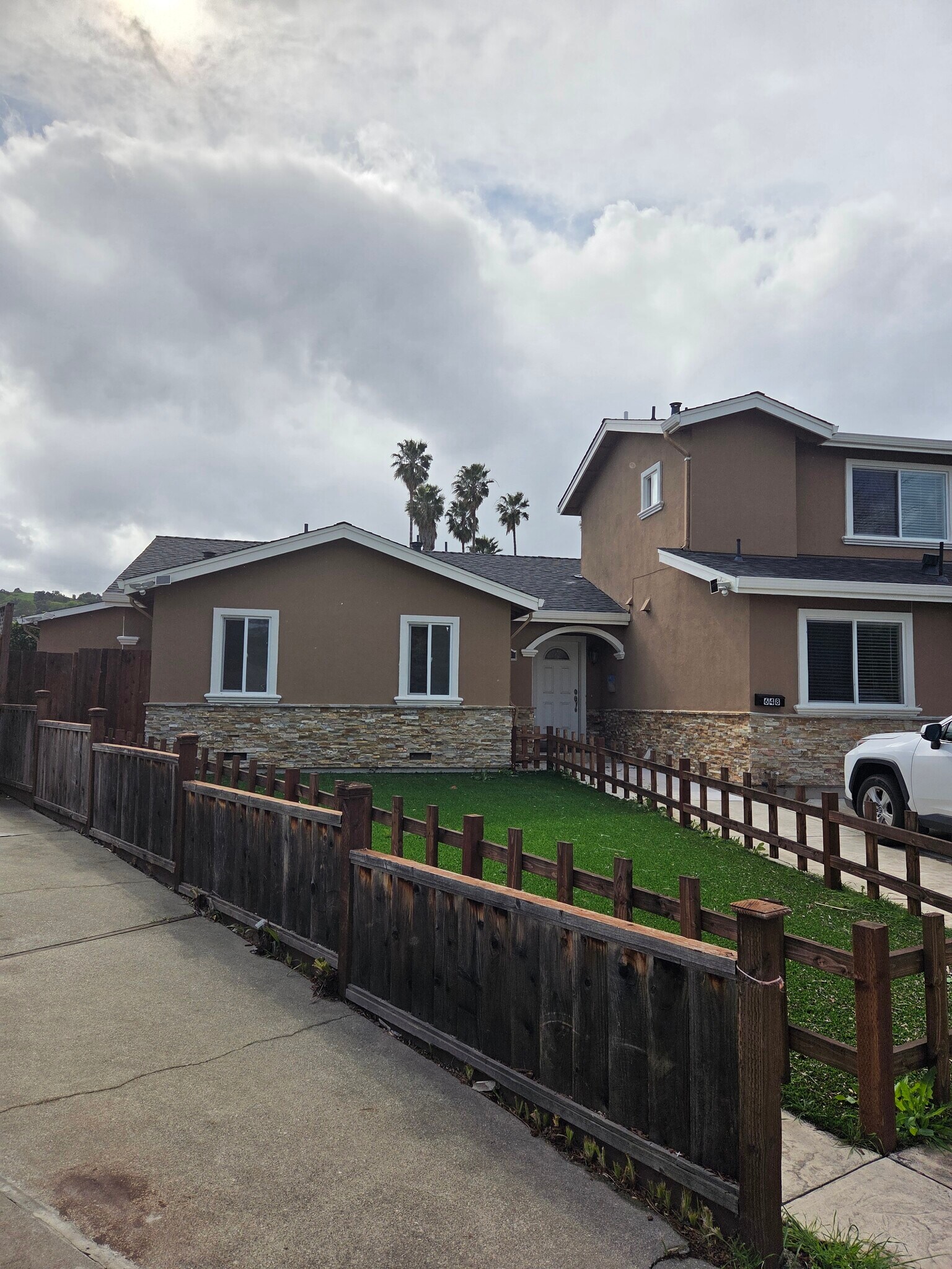 Building Photo - 648 Arrowhead Dr