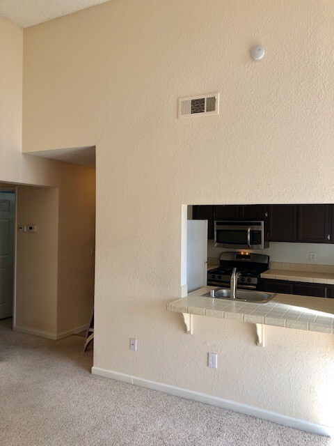 Building Photo - SHARON CREEK CONDOS! Upper level, 2bed/2 b...