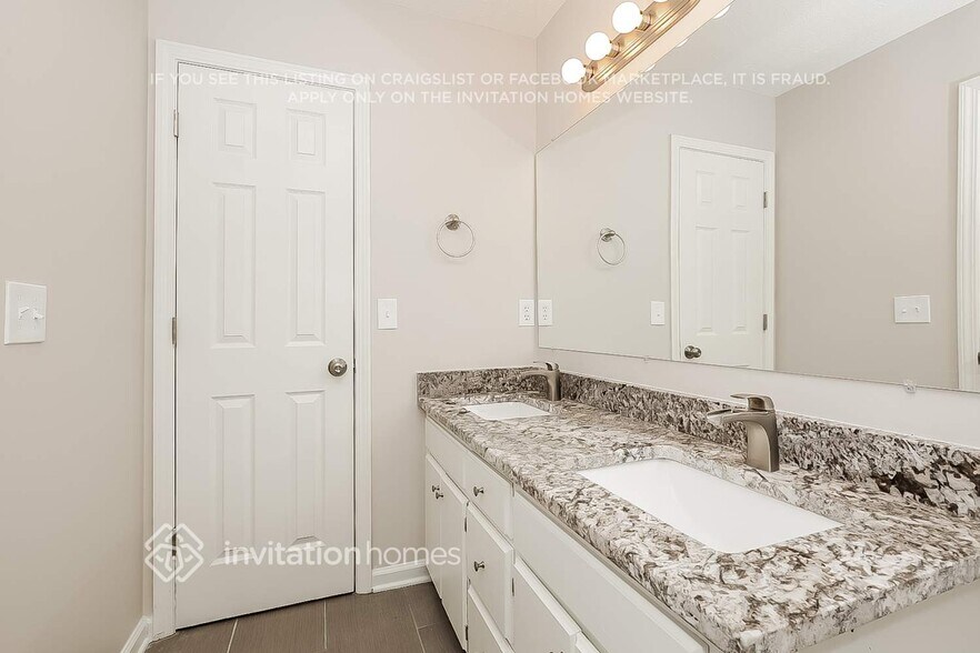 Building Photo - 2808 Meadow Gln