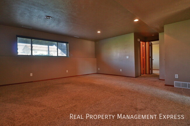 Building Photo - Spacious 4 Bedroom 2 Bathroom Single Famil...