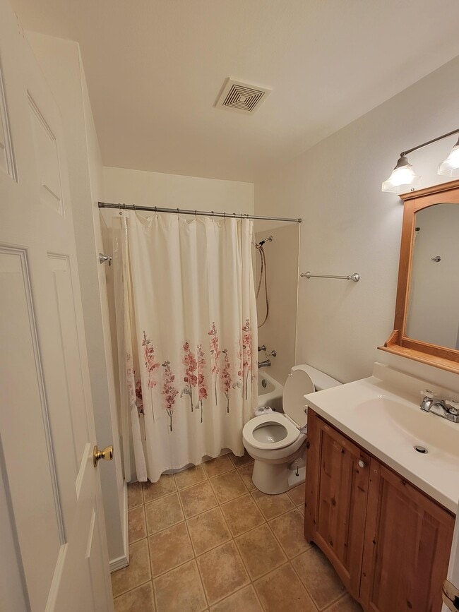 Building Photo - 2201 Union Ave NE