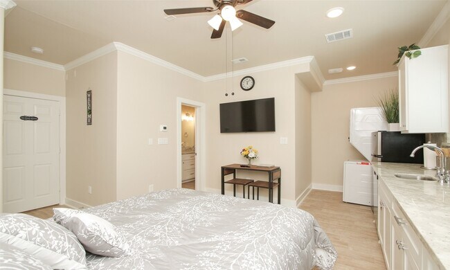Building Photo - 3533 Mt Pleasant St