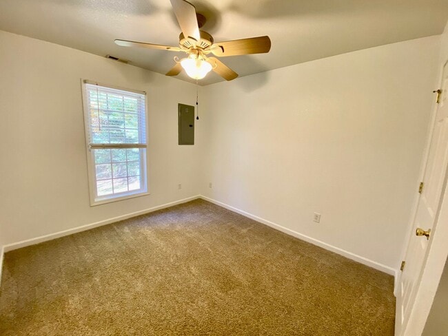 Building Photo - Candler - Two Bedroom updated apartment