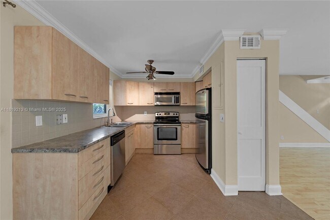 Building Photo - 307 SW 11th Ct