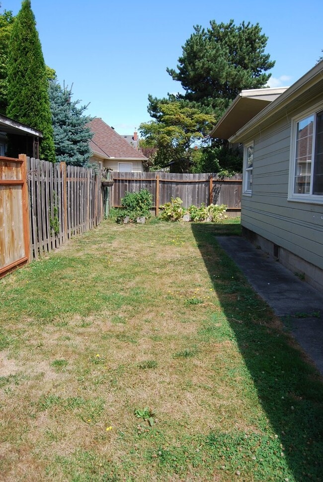Building Photo - 3 Bedroom Home in Newberg