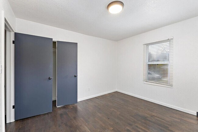 Building Photo - 5400 NE 49th St