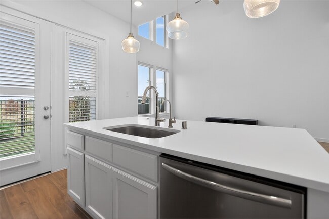 Building Photo - 16607 Lake Austin St