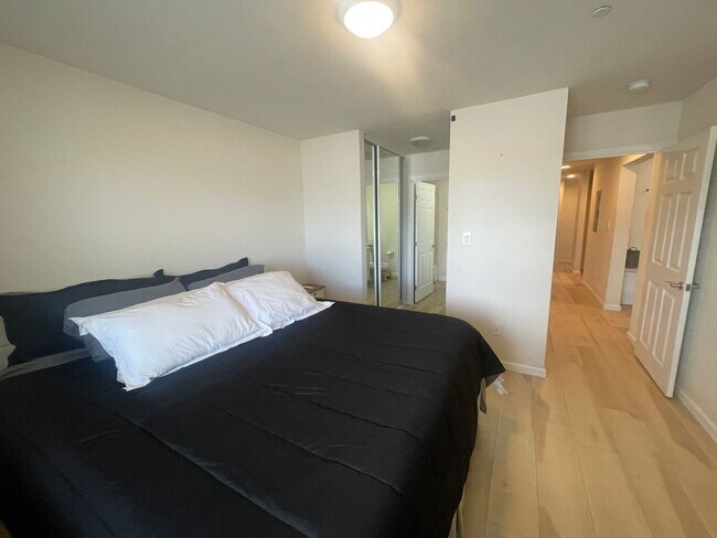 Building Photo - Fully Furnished 3 Bedroom/2 Bathroom