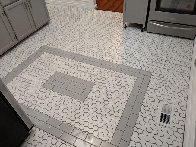 Building Photo - Beautiful Home!  Perfect combo of old world charm with modern finishes & ammenities!