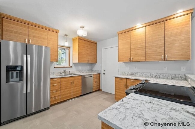 Building Photo - 3 BEDROOM, 2 BATHROOM TOWNHOME WITH 1 CAR ...