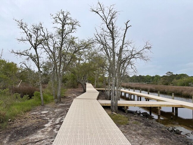 Building Photo - 4 Bedroom, 2.5 bath home in Mimosa Bay Com...