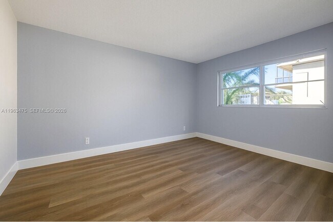 Building Photo - 333 NW 17th Ct