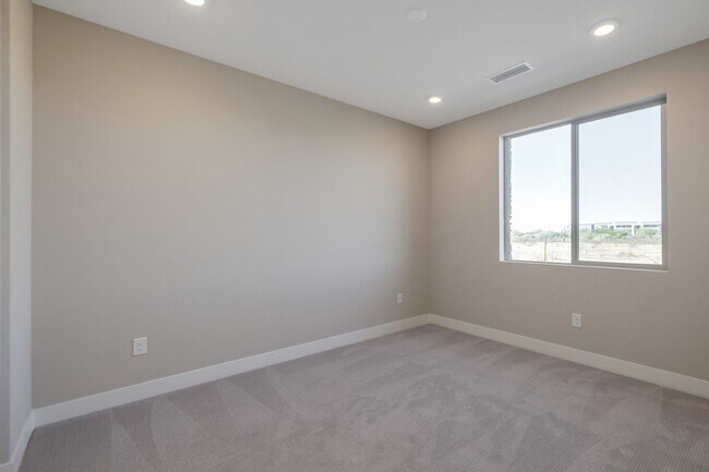 Building Photo - 2121 W Sonoran Desert Dr