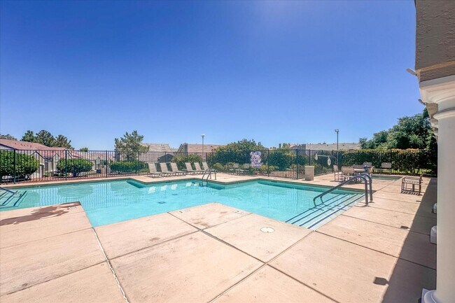 Building Photo - 972 Prestwick St