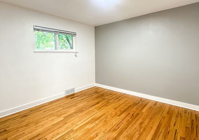 Building Photo - Beautifully Remodeled Duplex in Downtown L...