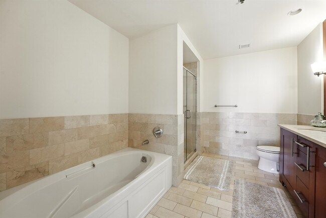 Building Photo - 1025 Maxwell Ln