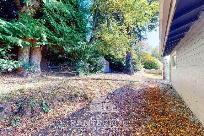 Building Photo - Great Location! Quiet Duplex!